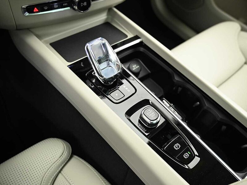 Volvo  Ultra, T8 AWD 플러그-인 하이브리드, 전기/가솔린, 브라이트