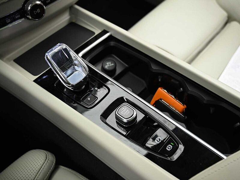 Volvo  Ultra, T8 AWD 플러그-인 하이브리드, 전기/가솔린, 브라이트